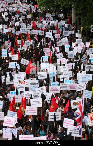 Schätzungsweise 100.000 Tamilen marschierten heute durch London vom Hyde Park zum Temple Place und forderten Gerechtigkeit in Sri Lanka und einen eigenen tamilischen Staat. Der marsch wurde von einer Gruppe von "Häftlingen" in einem Lager mit Stacheldraht geleitet, um die schrecklichen Bedingungen der in Internierungslagern festgehaltenen Zivilisten zu dramatisieren und ihre sofortige Freilassung sowie vollen Zugang der UNO zu den Lagern zu fordern. Einige trugen auch Fotos ihrer Verwandten bei, die getötet wurden oder verschwunden sind, und forderten, dass die Regierung und die Armee Sri Lankas wegen Kriegsverbrechen angeklagt werden, sowie wirtschaftliche Sanktionen Stockfoto