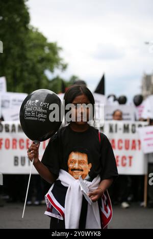 Schätzungsweise 100.000 Tamilen marschierten heute durch London vom Hyde Park zum Temple Place und forderten Gerechtigkeit in Sri Lanka und einen eigenen tamilischen Staat. Der marsch wurde von einer Gruppe von "Häftlingen" in einem Lager mit Stacheldraht geleitet, um die schrecklichen Bedingungen der in Internierungslagern festgehaltenen Zivilisten zu dramatisieren und ihre sofortige Freilassung sowie vollen Zugang der UNO zu den Lagern zu fordern. Einige trugen auch Fotos ihrer Verwandten bei, die getötet wurden oder verschwunden sind, und forderten, dass die Regierung und die Armee Sri Lankas wegen Kriegsverbrechen angeklagt werden, sowie wirtschaftliche Sanktionen Stockfoto