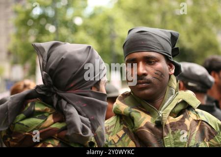 Schätzungsweise 100.000 Tamilen marschierten heute durch London vom Hyde Park zum Temple Place und forderten Gerechtigkeit in Sri Lanka und einen eigenen tamilischen Staat. Der marsch wurde von einer Gruppe von "Häftlingen" in einem Lager mit Stacheldraht geleitet, um die schrecklichen Bedingungen der in Internierungslagern festgehaltenen Zivilisten zu dramatisieren und ihre sofortige Freilassung sowie vollen Zugang der UNO zu den Lagern zu fordern. Einige trugen auch Fotos ihrer Verwandten bei, die getötet wurden oder verschwunden sind, und forderten, dass die Regierung und die Armee Sri Lankas wegen Kriegsverbrechen angeklagt werden, sowie wirtschaftliche Sanktionen Stockfoto