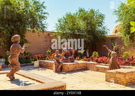 Moderne Skulptur auf dem Platz von Itchan-Kala. Chiwa, Usbekistan - 17. Juli 2024. Stockfoto
