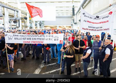 Wolfsburg, Deutschland. September 2024. Mitarbeiter protestieren vor Beginn einer Betriebsbesprechung in einer Halle des VW-Werks. Volkswagen hat angekündigt, seine Sparmaßnahmen aufgrund der angespannten Lage der Kernmarke zu verschärfen. Selbst obligatorische Entlassungen und Werksschließungen konnten nicht mehr ausgeschlossen werden. Kredit: Moritz Frankenberg/dpa Pool/dpa/Alamy Live News Stockfoto