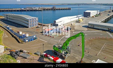 Scrabster Harbour Caithness Scotland große Rotorblätter für Windkraftanlagen an den Kais Stockfoto