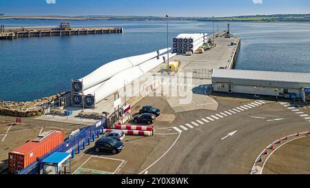 Scrabster Harbour Caithness Scotland sehr große Rotorblätter für Windkraftanlagen, die auf dem Kai gestapelt sind und versandbereit sind Stockfoto