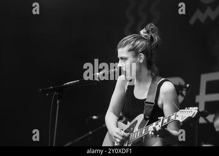 PORRIDGE RADIO, KONZERT, 2024: Dana Margolin von der Band Porridge Radio spielt die Walls Garden Stage. Tag 3 des Green man Festivals 2024 im Glanusk Park, Brecon, Wales am 17. August 2024. Foto: Rob Watkins. INFO: Porridge Radio ist eine britische Indie-Rock-Band, die 2015 unter der Leitung von Dana Margolin in Brighton gegründet wurde. Bekannt für ihre rauen, emotional aufgeladenen Texte und ihren dynamischen Sound, verbinden sie Lo-fi-Ästhetik mit intensiven, kathartischen Darbietungen und erforschen Themen wie Sehnsucht, Verletzlichkeit und Selbstentdeckung. Stockfoto