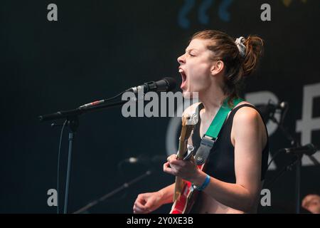 PORRIDGE RADIO, KONZERT, 2024: Dana Margolin von der Band Porridge Radio spielt die Walls Garden Stage. Tag 3 des Green man Festivals 2024 im Glanusk Park, Brecon, Wales am 17. August 2024. Foto: Rob Watkins. INFO: Porridge Radio ist eine britische Indie-Rock-Band, die 2015 unter der Leitung von Dana Margolin in Brighton gegründet wurde. Bekannt für ihre rauen, emotional aufgeladenen Texte und ihren dynamischen Sound, verbinden sie Lo-fi-Ästhetik mit intensiven, kathartischen Darbietungen und erforschen Themen wie Sehnsucht, Verletzlichkeit und Selbstentdeckung. Stockfoto