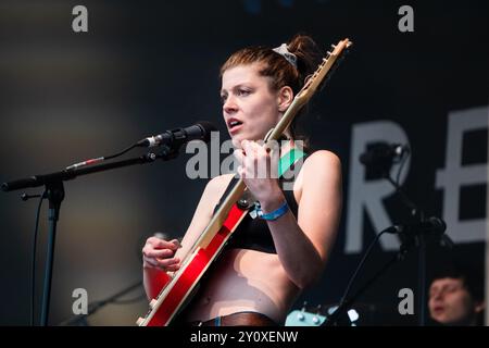 PORRIDGE RADIO, KONZERT, 2024: Dana Margolin von der Band Porridge Radio spielt die Walls Garden Stage. Tag 3 des Green man Festivals 2024 im Glanusk Park, Brecon, Wales am 17. August 2024. Foto: Rob Watkins. INFO: Porridge Radio ist eine britische Indie-Rock-Band, die 2015 unter der Leitung von Dana Margolin in Brighton gegründet wurde. Bekannt für ihre rauen, emotional aufgeladenen Texte und ihren dynamischen Sound, verbinden sie Lo-fi-Ästhetik mit intensiven, kathartischen Darbietungen und erforschen Themen wie Sehnsucht, Verletzlichkeit und Selbstentdeckung. Stockfoto