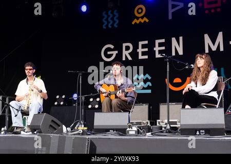 SAM GRASSIE, KONZERT, 2024: Sam Grassie Plays the Wall Garden Stage. Tag 3 des Green man Festivals 2024 im Glanusk Park, Brecon, Wales am 17. August 2024. Foto: Rob Watkins. INFO: Sam Grassie ist ein schottischer Musiker und Komponist, der für seine komplizierten Gitarrenarbeiten und Ambient Soundscapes bekannt ist. Seine Kompositionen mischen Elemente der Folk-, Klassik- und experimentellen Musik und sind sowohl meditativ als auch emotional resonant und erforschen oft Themen der Natur und der Introspektion. Stockfoto