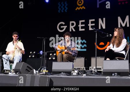 SAM GRASSIE, KONZERT, 2024: Sam Grassie Plays the Wall Garden Stage. Tag 3 des Green man Festivals 2024 im Glanusk Park, Brecon, Wales am 17. August 2024. Foto: Rob Watkins. INFO: Sam Grassie ist ein schottischer Musiker und Komponist, der für seine komplizierten Gitarrenarbeiten und Ambient Soundscapes bekannt ist. Seine Kompositionen mischen Elemente der Folk-, Klassik- und experimentellen Musik und sind sowohl meditativ als auch emotional resonant und erforschen oft Themen der Natur und der Introspektion. Stockfoto