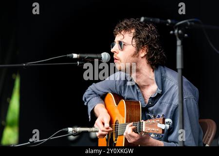 SAM GRASSIE, KONZERT, 2024: Sam Grassie Plays the Wall Garden Stage. Tag 3 des Green man Festivals 2024 im Glanusk Park, Brecon, Wales am 17. August 2024. Foto: Rob Watkins. INFO: Sam Grassie ist ein schottischer Musiker und Komponist, der für seine komplizierten Gitarrenarbeiten und Ambient Soundscapes bekannt ist. Seine Kompositionen mischen Elemente der Folk-, Klassik- und experimentellen Musik und sind sowohl meditativ als auch emotional resonant und erforschen oft Themen der Natur und der Introspektion. Stockfoto