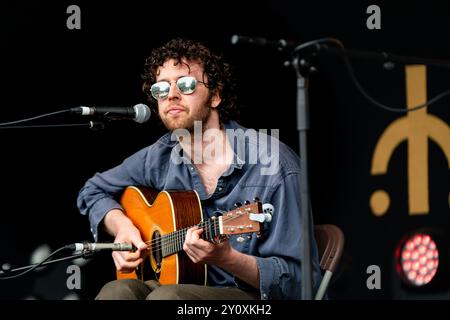 SAM GRASSIE, KONZERT, 2024: Sam Grassie Plays the Wall Garden Stage. Tag 3 des Green man Festivals 2024 im Glanusk Park, Brecon, Wales am 17. August 2024. Foto: Rob Watkins. INFO: Sam Grassie ist ein schottischer Musiker und Komponist, der für seine komplizierten Gitarrenarbeiten und Ambient Soundscapes bekannt ist. Seine Kompositionen mischen Elemente der Folk-, Klassik- und experimentellen Musik und sind sowohl meditativ als auch emotional resonant und erforschen oft Themen der Natur und der Introspektion. Stockfoto