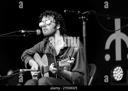 SAM GRASSIE, KONZERT, 2024: Sam Grassie Plays the Wall Garden Stage. Tag 3 des Green man Festivals 2024 im Glanusk Park, Brecon, Wales am 17. August 2024. Foto: Rob Watkins. INFO: Sam Grassie ist ein schottischer Musiker und Komponist, der für seine komplizierten Gitarrenarbeiten und Ambient Soundscapes bekannt ist. Seine Kompositionen mischen Elemente der Folk-, Klassik- und experimentellen Musik und sind sowohl meditativ als auch emotional resonant und erforschen oft Themen der Natur und der Introspektion. Stockfoto