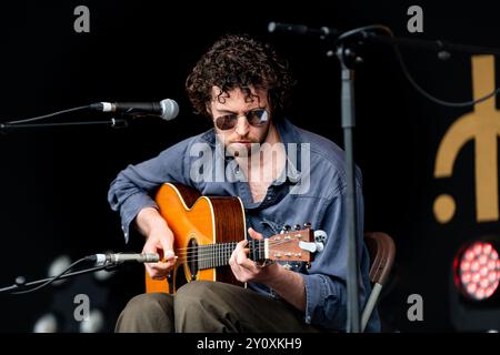 SAM GRASSIE, KONZERT, 2024: Sam Grassie Plays the Wall Garden Stage. Tag 3 des Green man Festivals 2024 im Glanusk Park, Brecon, Wales am 17. August 2024. Foto: Rob Watkins. INFO: Sam Grassie ist ein schottischer Musiker und Komponist, der für seine komplizierten Gitarrenarbeiten und Ambient Soundscapes bekannt ist. Seine Kompositionen mischen Elemente der Folk-, Klassik- und experimentellen Musik und sind sowohl meditativ als auch emotional resonant und erforschen oft Themen der Natur und der Introspektion. Stockfoto