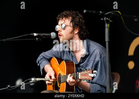 SAM GRASSIE, KONZERT, 2024: Sam Grassie Plays the Wall Garden Stage. Tag 3 des Green man Festivals 2024 im Glanusk Park, Brecon, Wales am 17. August 2024. Foto: Rob Watkins. INFO: Sam Grassie ist ein schottischer Musiker und Komponist, der für seine komplizierten Gitarrenarbeiten und Ambient Soundscapes bekannt ist. Seine Kompositionen mischen Elemente der Folk-, Klassik- und experimentellen Musik und sind sowohl meditativ als auch emotional resonant und erforschen oft Themen der Natur und der Introspektion. Stockfoto