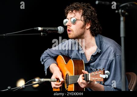 SAM GRASSIE, KONZERT, 2024: Sam Grassie Plays the Wall Garden Stage. Tag 3 des Green man Festivals 2024 im Glanusk Park, Brecon, Wales am 17. August 2024. Foto: Rob Watkins. INFO: Sam Grassie ist ein schottischer Musiker und Komponist, der für seine komplizierten Gitarrenarbeiten und Ambient Soundscapes bekannt ist. Seine Kompositionen mischen Elemente der Folk-, Klassik- und experimentellen Musik und sind sowohl meditativ als auch emotional resonant und erforschen oft Themen der Natur und der Introspektion. Stockfoto