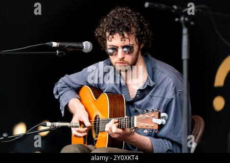 SAM GRASSIE, KONZERT, 2024: Sam Grassie Plays the Wall Garden Stage. Tag 3 des Green man Festivals 2024 im Glanusk Park, Brecon, Wales am 17. August 2024. Foto: Rob Watkins. INFO: Sam Grassie ist ein schottischer Musiker und Komponist, der für seine komplizierten Gitarrenarbeiten und Ambient Soundscapes bekannt ist. Seine Kompositionen mischen Elemente der Folk-, Klassik- und experimentellen Musik und sind sowohl meditativ als auch emotional resonant und erforschen oft Themen der Natur und der Introspektion. Stockfoto