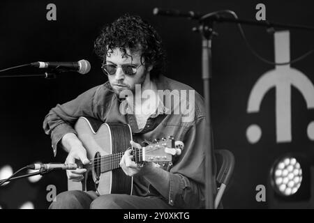 SAM GRASSIE, KONZERT, 2024: Sam Grassie Plays the Wall Garden Stage. Tag 3 des Green man Festivals 2024 im Glanusk Park, Brecon, Wales am 17. August 2024. Foto: Rob Watkins. INFO: Sam Grassie ist ein schottischer Musiker und Komponist, der für seine komplizierten Gitarrenarbeiten und Ambient Soundscapes bekannt ist. Seine Kompositionen mischen Elemente der Folk-, Klassik- und experimentellen Musik und sind sowohl meditativ als auch emotional resonant und erforschen oft Themen der Natur und der Introspektion. Stockfoto