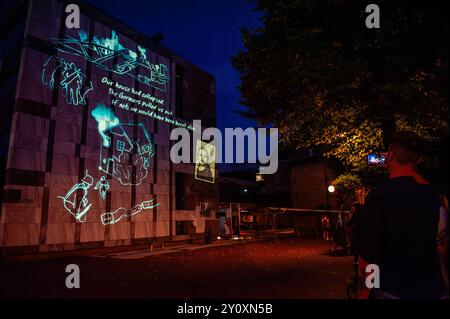 August, Arnheim. Da im September 2024 der 80. Jahrestag der Schlacht bei Arnheim gefeiert wird, beleuchten jeden Tag in der Dämmerung spezielle Projektionen Gebäude im Stadtzentrum. Die Schlacht bei Arnheim wurde während der Operation Market Garden, dem größten Luftangriff der Geschichte und einer der ehrgeizigsten alliierten Operationen des Zweiten Weltkriegs, ausgetragen. Stockfoto