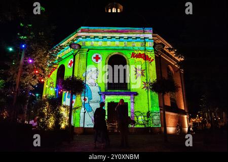 August, Arnheim. Da im September 2024 der 80. Jahrestag der Schlacht bei Arnheim gefeiert wird, beleuchten jeden Tag in der Dämmerung spezielle Projektionen Gebäude im Stadtzentrum. Die Schlacht bei Arnheim wurde während der Operation Market Garden, dem größten Luftangriff der Geschichte und einer der ehrgeizigsten alliierten Operationen des Zweiten Weltkriegs, ausgetragen. Stockfoto