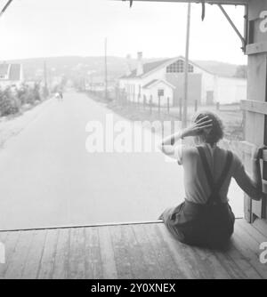 Aktuell 16-1951: Meine Erfahrungen auf der Wandertour. Aktuelle Mitarbeiter Journalist Dagmar Scheflo und Fotograf SV. A. Børretzen startete von Trondheim am Dienstag, den 3. Juli auf die Wanderung, die in Nr. 13 angekündigt wurde und von der wir den Startbericht in der Sommerausgabe mitbrachten. Die Strecke war lang – über Sogn, über Bergen, Stavanger, Kristiansand S., Kragerø, Notodden und Hønefoss nach Oslo. Am Montag, den 16. Juli abends, waren sie wieder in Oslo - ein paar Kilo leichter, aber in relativ gutem Zustand. Gemeinsame Verkehrsmittel. "Steig auf die Laderampe, Mädchen, aber mach es schnell", ist der Befehl Stockfoto