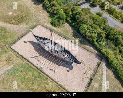 Aus der Vogelperspektive auf das nachgebildete wikinger-Langboot hugin in der Pegwell Bay an der Küste von kent Stockfoto