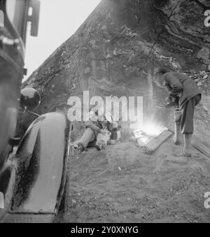 Aktuell 16-1951: Meine Erfahrungen auf der Wandertour. Aktuelle Mitarbeiter Journalist Dagmar Scheflo und Fotograf SV. A. Børretzen startete am Dienstag, den 3. Juli, von Trondheim aus auf die Wandertour, die in Nr. 13 angekündigt wurde und von der wir den Startbericht in der Sommerausgabe mitbrachten. Die Strecke war lang – über Sogn, über Bergen, Stavanger, Kristiansand S., Kragerø, Notodden und Hønefoss nach Oslo. Am Montag, den 16. Juli abends, waren sie wieder in Oslo - ein paar Kilo leichter, aber in relativ gutem Zustand. Kaffeepause in Sognefjellet bei Elf, eins über die Nbatten. Es gab hier einen Schneesturm. Stockfoto