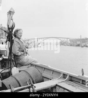 Aktuell 16-1951: Meine Erfahrungen auf der Wandertour. Aktuelle Mitarbeiter Journalist Dagmar Scheflo und Fotograf SV. A. Børretzen startete am Dienstag, den 3. Juli, von Trondheim aus auf die Wandertour, die in Nr. 13 angekündigt wurde und von der wir den Startbericht in der Sommerausgabe mitbrachten. Die Strecke war lang – über Sogn, über Bergen, Stavanger, Kristiansand S., Kragerø, Notodden und Hønefoss nach Oslo. Am Montag, den 16. Juli abends, waren sie wieder in Oslo - ein paar Kilo leichter, aber in relativ gutem Zustand. Foto: Sverre A. Børretzen / aktuell / NTB ***das Foto ist nicht bearbeitetes Bild*** das ist ich Stockfoto