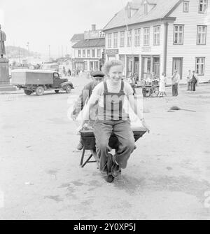 Aktuell 16-1951: Meine Erfahrungen auf der Wandertour. Aktuelle Mitarbeiter Journalist Dagmar Scheflo und Fotograf SV. A. Børretzen startete von Trondheim am Dienstag, den 3. Juli auf die Wanderung, die in Nr. 13 angekündigt wurde und von der wir den Startbericht in der Sommerausgabe mitbrachten. Die Strecke war lang – über Sogn, über Bergen, Stavanger, Kristiansand S., Kragerø, Notodden und Hønefoss nach Oslo. Am Montag, den 16. Juli abends, waren sie wieder in Oslo - ein paar Kilo leichter, aber in relativ gutem Zustand. Bei Ankunft in Stavanger ging der Reinigungsservice in Aktion. Nebenbei, es gab viele Stockfoto