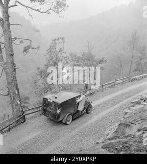 Aktuell 16-1951: Meine Erfahrungen auf der Wandertour. Aktuelle Mitarbeiter Journalist Dagmar Scheflo und Fotograf SV. A. Børretzen startete von Trondheim am Dienstag, den 3. Juli auf die Wanderung, die in Nr. 13 angekündigt wurde und von der wir den Startbericht in der Sommerausgabe mitbrachten. Die Strecke war lang – über Sogn, über Bergen, Stavanger, Kristiansand S., Kragerø, Notodden und Hønefoss nach Oslo. Am Montag, den 16. Juli abends, waren sie wieder in Oslo - ein paar Kilo leichter, aber in relativ gutem Zustand. Foto: Sverre A. Børretzen / aktuell / NTB ***das Foto ist nicht bearbeitetes Bild*** dieses Bild te Stockfoto