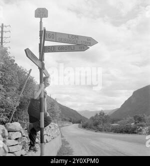 Aktuell 16-1951: Meine Erfahrungen auf der Wandertour. Aktuelle Mitarbeiter Journalist Dagmar Scheflo und Fotograf SV. A. Børretzen startete am Dienstag, den 3. Juli, von Trondheim aus auf die Wandertour, die in Nr. 13 angekündigt wurde und von der wir den Startbericht in der Sommerausgabe mitbrachten. Die Strecke war lang – über Sogn, über Bergen, Stavanger, Kristiansand S., Kragerø, Notodden und Hønefoss nach Oslo. Am Montag, den 16. Juli abends, waren sie wieder in Oslo - ein paar Kilo leichter, aber in relativ gutem Zustand. Foto: Sverre A. Børretzen / aktuell / NTB ***das Foto ist nicht bearbeitetes Bild*** das ist ich Stockfoto