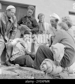 Aktuell 16-1951: Meine Erfahrungen auf der Wandertour. Aktuelle Mitarbeiter Journalist Dagmar Scheflo und Fotograf SV. A. Børretzen startete von Trondheim am Dienstag, den 3. Juli auf die Wanderung, die in Nr. 13 angekündigt wurde und von der wir den Startbericht in der Sommerausgabe mitbrachten. Die Strecke war lang – über Sogn, über Bergen, Stavanger, Kristiansand S., Kragerø, Notodden und Hønefoss nach Oslo. Am Montag, den 16. Juli abends, waren sie wieder in Oslo - ein paar Kilo leichter, aber in relativ gutem Zustand. Foto: Sverre A. Børretzen / aktuell / NTB ***das Foto ist nicht bearbeitetes Bild*** dieses Bild te Stockfoto