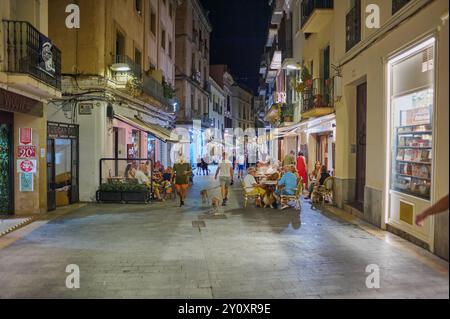 Sitges, Barcelona-04. September 2024: Beleuchtete Straße mit mediterranem Charme, ideal für einen nächtlichen Spaziergang. Stockfoto