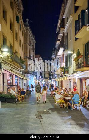 Sitges, Barcelona-04. September 2024: Das soziale Leben entfaltet sich auf diesem Foto, das während eines Abendspaziergangs in Sitges aufgenommen wurde. Stockfoto