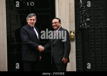 Gordon Brown traf den pakistanischen Präsidenten Asif Ali Zardari in der Downing Street Stockfoto