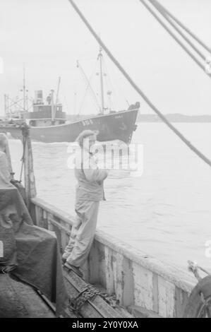 Aktuell 16-1951: Meine Erfahrungen auf der Anhalter-Tour. Aktuelle Mitarbeiter Journalist Dagmar Scheflo und Fotograf SV. A. Børretzen startete von Trondheim am Dienstag, den 3. Juli auf die Wanderung, die in Nr. 13 angekündigt wurde und von der wir den Startbericht in der Sommerausgabe mitbrachten. Die Strecke war lang – über Sogn, über Bergen, Stavanger, Kristiansand S., Kragerø, Notodden und Hønefoss nach Oslo. Am Montag, den 16. Juli abends, waren sie wieder in Oslo - ein paar Kilo leichter, aber in relativ gutem Zustand. Anhalter pro Boot. Kapitän Ingvaldsen auf 'Norli' von Mosterhamn sagte ja, sobald wir waren Stockfoto