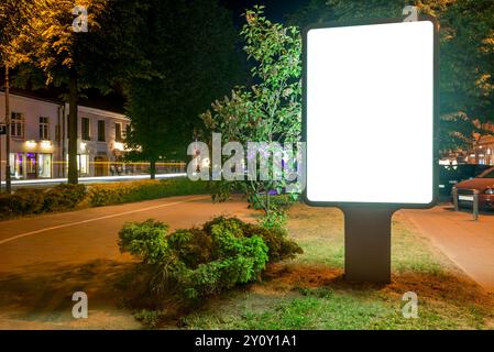 Leeres Modell Der Vertikalen Reklametafeln In Der Nacht. Werbespot Im Park Stockfoto