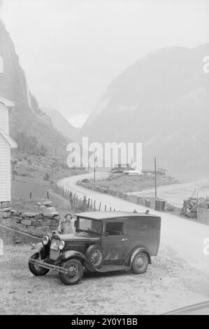 Aktuell 16-1951: Meine Erfahrungen auf der Wandertour. Aktuelle Mitarbeiter Journalist Dagmar Scheflo und Fotograf SV. A. Børretzen startete von Trondheim am Dienstag, den 3. Juli auf die Wanderung, die in Nr. 13 angekündigt wurde und von der wir den Startbericht in der Sommerausgabe mitbrachten. Die Strecke war lang – über Sogn, über Bergen, Stavanger, Kristiansand S., Kragerø, Notodden und Hønefoss nach Oslo. Am Montag, den 16. Juli abends, waren sie wieder in Oslo - ein paar Kilo leichter, aber in relativ gutem Zustand. Foto: Sverre A. Børretzen / aktuell / NTB ***das Foto ist nicht bearbeitetes Bild*** dieses Bild te Stockfoto