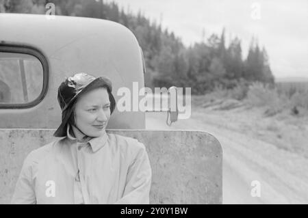 Aktuell 16-1951: Meine Erfahrungen auf der Wandertour. Aktuelle Mitarbeiter Journalist Dagmar Scheflo und Fotograf SV. A. Børretzen startete am Dienstag, den 3. Juli, von Trondheim aus auf die Wandertour, die in Nr. 13 angekündigt wurde und von der wir den Startbericht in der Sommerausgabe mitbrachten. Die Strecke war lang – über Sogn, über Bergen, Stavanger, Kristiansand S., Kragerø, Notodden und Hønefoss nach Oslo. Am Montag, den 16. Juli abends, waren sie wieder in Oslo - ein paar Kilo leichter, aber in relativ gutem Zustand. Foto: Sverre A. Børretzen / aktuell / NTB ***das Foto ist nicht bearbeitetes Bild*** das ist ich Stockfoto