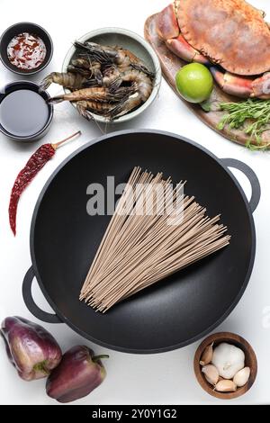 Verschiedene Zutaten für Wok auf weißem Tisch, flach gelegt Stockfoto