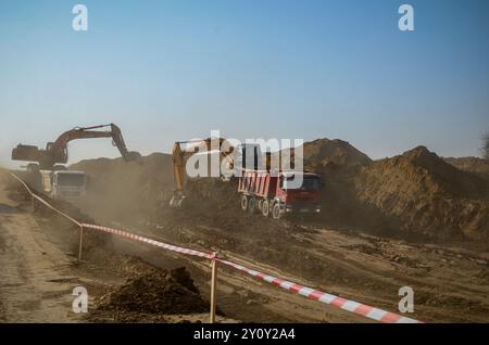 Deva, Hunedoara, Rumänien - 15. November 2011 schwere Maschinen, die erste Phase des Autobahnbaus der A1 Stockfoto