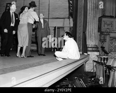 Arlene Francis (Tillie), Joseph Cotten (Freddy) und Harry McKee (Joseph) mit Regisseur Orson Welles in der Probe für die Produktion von Horse Eats hat im Maxine Elliott's Theatre, 1936 Stockfoto