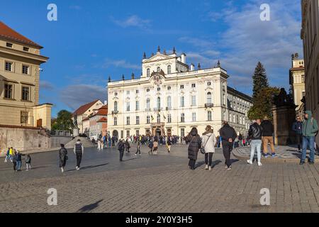 PRAG, TSCHECHISCH - 26. OKTOBER 2023: Dies ist der Erzbischofspalast auf dem Hradcanska-Platz. Stockfoto