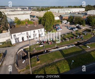 King's Lock Pub und Kandlerei am Trent and Mersey Kanal in Middlewich, Cheshire, England Stockfoto