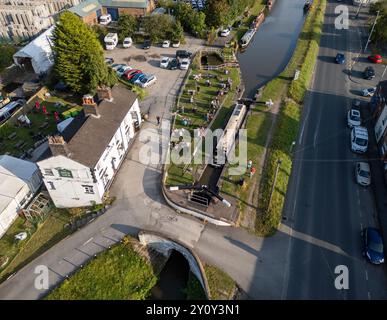 King's Lock Pub und Kandlerei am Trent and Mersey Kanal in Middlewich, Cheshire, England Stockfoto