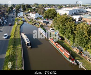 Schmale Boote auf dem Trent und Mersey Kanal bei King's Lock, Middlewich, Cheshire, England Stockfoto