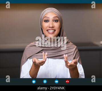 Arab Lady Im Gespräch Mit Entfernten Treffen Über Videoanruf Im Innen Stockfoto