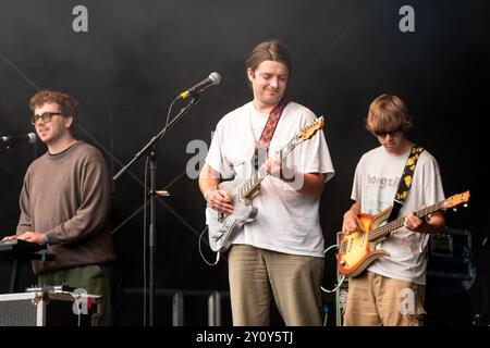 TAPIR!, KONZERT, 2024: Ike Gray von der Band Tapir! Spielen Sie die ummauerte Gartenbühne. Tag 3 des Green man Festivals 2024 im Glanusk Park, Brecon, Wales am 17. August 2024. Foto: Rob Watkins. INFO: Tapir! Ist eine Indie-Folk-Band aus London, die 2019 gegründet wurde. Sie sind bekannt für ihre Mischung aus Volksmusik mit Genres wie Post-Punk und Art Pop. Stockfoto