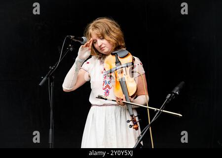 THE NEW EVES, CONCERT, 2024: Violet Farrer von der Band The New Eves spielen die neuen Bands Rising Stage. Tag des Green man Festivals 2024 im Glanusk Park, Brecon, Wales. Foto: Rob Watkins. INFO: The New Eves sind ein rein weibliches Musical-Quartett, das 2021 gegründet wurde. Sie sind auch Maler, Tänzer, Schriftsteller und Fotografen aus Brightons weitläufigem Underground. Die Band ist stolz auf eine engagierte DIY-Ästhetik, entwirft ihr eigenes Kunstwerk, inszeniert ihre eigenen Musikvideos und produziert ihr eigenes Material. Stockfoto