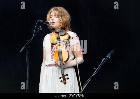 THE NEW EVES, CONCERT, 2024: Violet Farrer von der Band The New Eves spielen die neuen Bands Rising Stage. Tag des Green man Festivals 2024 im Glanusk Park, Brecon, Wales. Foto: Rob Watkins. INFO: The New Eves sind ein rein weibliches Musical-Quartett, das 2021 gegründet wurde. Sie sind auch Maler, Tänzer, Schriftsteller und Fotografen aus Brightons weitläufigem Underground. Die Band ist stolz auf eine engagierte DIY-Ästhetik, entwirft ihr eigenes Kunstwerk, inszeniert ihre eigenen Musikvideos und produziert ihr eigenes Material. Stockfoto