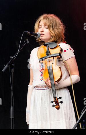 THE NEW EVES, CONCERT, 2024: Violet Farrer von der Band The New Eves spielen die neuen Bands Rising Stage. Tag des Green man Festivals 2024 im Glanusk Park, Brecon, Wales. Foto: Rob Watkins. INFO: The New Eves sind ein rein weibliches Musical-Quartett, das 2021 gegründet wurde. Sie sind auch Maler, Tänzer, Schriftsteller und Fotografen aus Brightons weitläufigem Underground. Die Band ist stolz auf eine engagierte DIY-Ästhetik, entwirft ihr eigenes Kunstwerk, inszeniert ihre eigenen Musikvideos und produziert ihr eigenes Material. Stockfoto