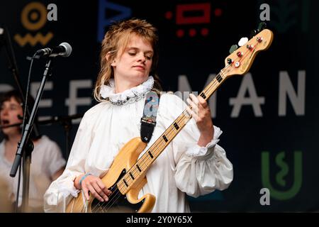 THE NEW EVES, KONZERT, 2024: Kate Mager von der Band The New Eves spielt die neuen Bands Rising Stage. Tag des Green man Festivals 2024 im Glanusk Park, Brecon, Wales. Foto: Rob Watkins. INFO: The New Eves sind ein rein weibliches Musical-Quartett, das 2021 gegründet wurde. Sie sind auch Maler, Tänzer, Schriftsteller und Fotografen aus Brightons weitläufigem Underground. Die Band ist stolz auf eine engagierte DIY-Ästhetik, entwirft ihr eigenes Kunstwerk, inszeniert ihre eigenen Musikvideos und produziert ihr eigenes Material. Stockfoto